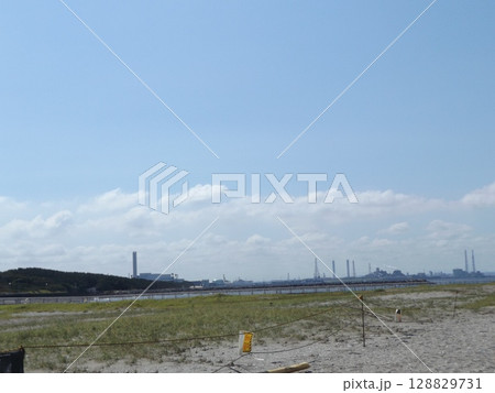 検見川浜の白い雲と青い空 検見川浜の白い雲と青い空 128829731