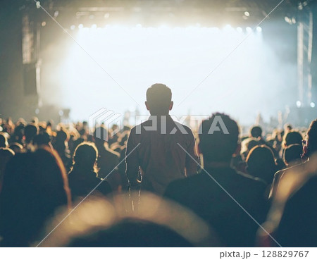 盛り上がるライブ会場 128829767