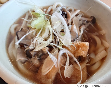 キノコと油揚げの入ったうどん 128829820