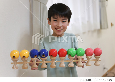 十連けん玉で遊ぶ男の子 十連けん玉で遊ぶ男の子 128829839