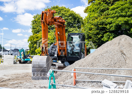 道路工事 重機ユンボ 道路工事 重機ユンボ 128829918