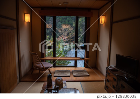 和のぬくもり漂う温泉宿の客室 128830038