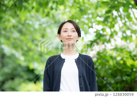 女性 新緑 緑 笑顔	 女性 新緑 緑 笑顔	 128830059