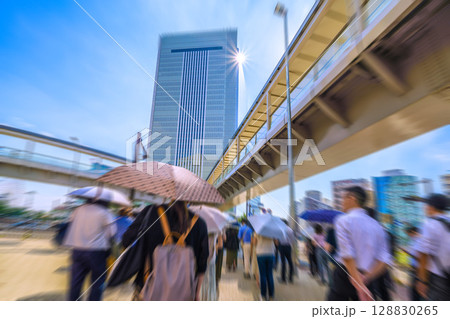 日本の横浜都市景観 選挙等イメージ…朝の通勤風景。有権者の判断は…奥は横浜市役所＝24日 128830265