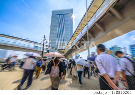 日本の横浜都市景観 選挙等イメージ…朝の通勤風景。有権者の判断は…奥は横浜市役所＝24日 128830266