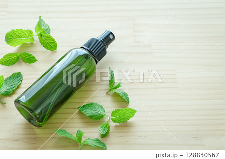 ハッカ油のスプレーとミントの葉 ハッカ油のスプレーとミントの葉 128830567