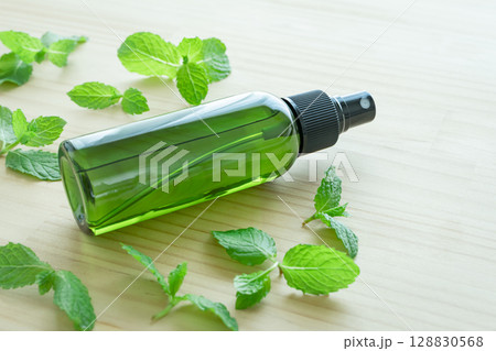 ハッカ油のスプレーとミントの葉 ハッカ油のスプレーとミントの葉 128830568