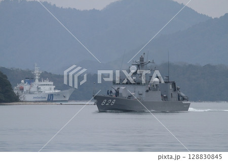 航行するミサイル艇 128830845