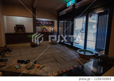 和のおもてなしが香る旅館の玄関 和のおもてなしが香る旅館の玄関 128830864