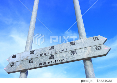 三重県木曽岬町、伊勢湾台風水位表示板の風景 128830881