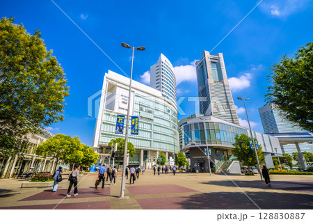 日本の横浜都市景観 桜木町駅前。朝の通勤風景。市長選挙の垂れ幕…有権者の判断は…＝24日 128830887