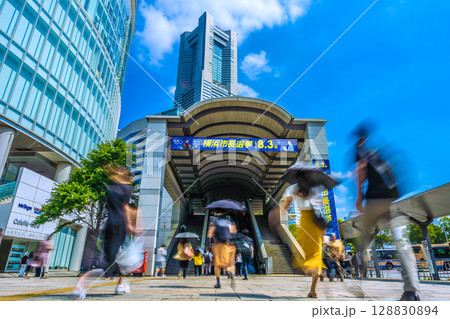 日本の横浜都市景観 市長選挙…横浜ランドマークタワーや横浜市長選挙の横断幕…有権者は…=24日 日本の横浜都市景観 市長選挙…横浜ランドマークタワーや横浜市長選挙の横断幕…有権者は…=24日 128830894