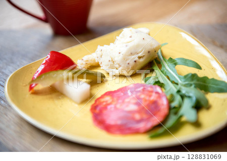 おしゃれな洋食プレートとデザートのセット｜カフェ風料理イメージ 128831069