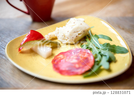 おしゃれな洋食プレートとデザートのセット｜カフェ風料理イメージ 128831071
