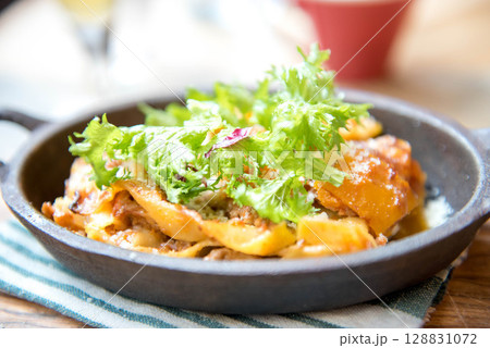 おしゃれな洋食プレートとデザートのセット|カフェ風料理イメージ おしゃれな洋食プレートとデザートのセット|カフェ風料理イメージ 128831072