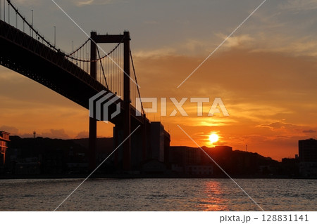 若戸大橋と夕陽（サンセット） 128831141