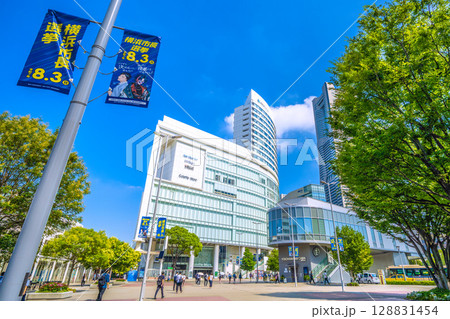 日本の横浜都市景観 桜木町駅前。朝の通勤風景。市長選挙の垂れ幕…有権者の判断は…＝24日 128831454