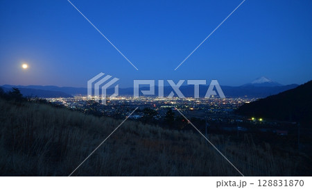 風の丘しらねから望む月出の盆地夜景と富士山 風の丘しらねから望む月出の盆地夜景と富士山 128831870