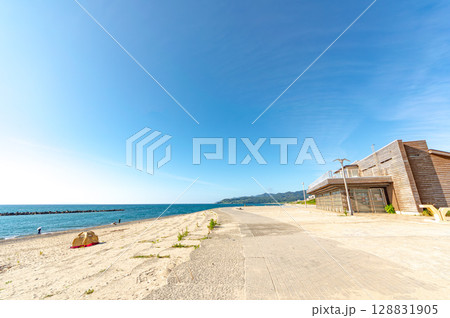 瀬波温泉 海浜広場から見た温泉旅館の風景 瀬波温泉 海浜広場から見た温泉旅館の風景 128831905