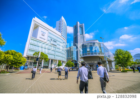 日本の横浜都市景観 桜木町駅前。朝の通勤風景。市長選挙の垂れ幕…有権者の判断は…＝24日 128832098
