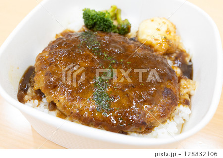 コンビニの美味しいハンバーグ丼弁当 128832106