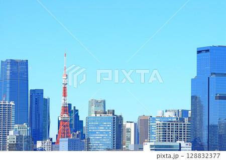 東京都港区、東京の町並みと東京タワーの風景 128832377