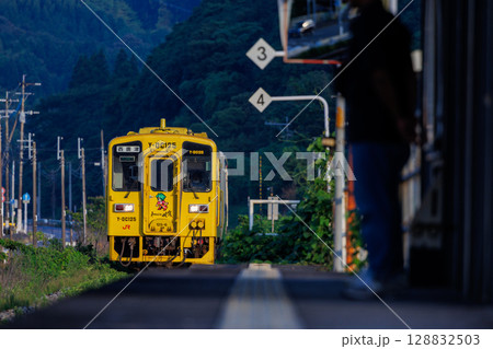 駅に到着するキハ125形気動車 128832503