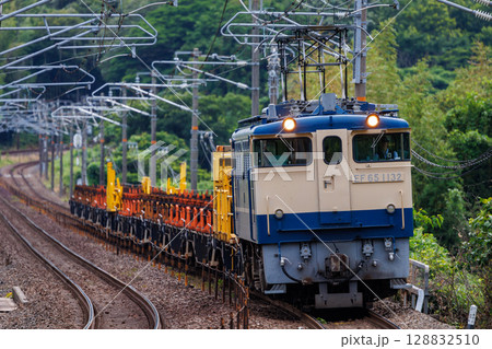 EF65形電気機関車が牽引するレール輸送列車 128832510