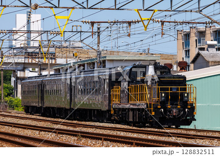 貨物線を走るDD200形ディーゼル機関車とSL人吉50系客車 128832511