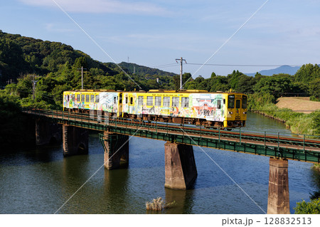 鉄橋を渡るJR九州キハ125形気動車〜ロマンシング佐賀ラッピング 128832513