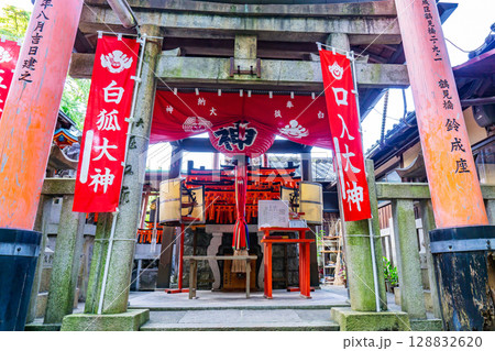 京都市伏見区の伏見稲荷大社 白狐大神 京都市伏見区の伏見稲荷大社 白狐大神 128832620