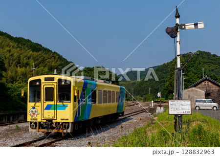 腕木式信号のある油須原駅を発車する平成筑豊鉄道400型 128832963