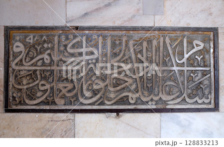 Beautiful stone carvings on the wall in Fatehpur Sikri complex, Uttar Pradesh, India 128833213
