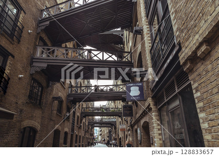 View along the iconic street of Shad Thames and features Victorian-era warehouse architecture. 128833657