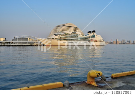 神戸港に停泊中のクルーズ船 シーボーン・クエスト SEABOURN QUEST 神戸港に停泊中のクルーズ船 シーボーン・クエスト SEABOURN QUEST 128837093