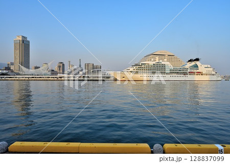 神戸港に停泊中のクルーズ船　シーボーン・クエスト　SEABOURN QUEST 128837099