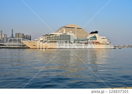 神戸港に停泊中のクルーズ船　シーボーン・クエスト　SEABOURN QUEST 128837101