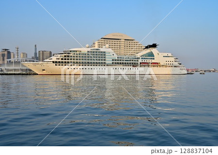 神戸港に停泊中のクルーズ船　シーボーン・クエスト　SEABOURN QUEST 128837104