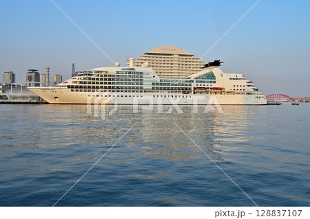 神戸港に停泊中のクルーズ船 シーボーン・クエスト SEABOURN QUEST 神戸港に停泊中のクルーズ船 シーボーン・クエスト SEABOURN QUEST 128837107
