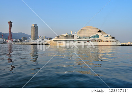 神戸港に停泊中のクルーズ船　シーボーン・クエスト　SEABOURN QUEST 128837114