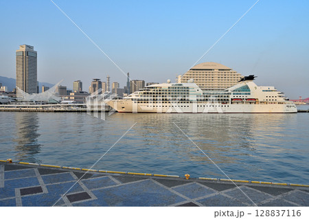 神戸港に停泊中のクルーズ船 シーボーン・クエスト SEABOURN QUEST 神戸港に停泊中のクルーズ船 シーボーン・クエスト SEABOURN QUEST 128837116