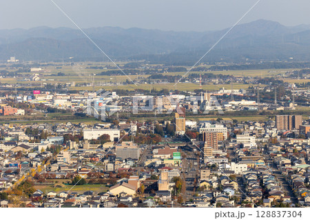 えちごトキめき鉄道　山から見た街 128837304