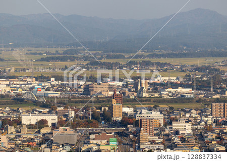 えちごトキめき鉄道 山から見た街 えちごトキめき鉄道 山から見た街 128837334