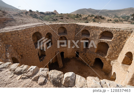 Ancient Berber troglodyte underground dwellings in Matmata, Tunisia 128837463