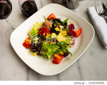 Ssalad with tuna, roasted bell peppers, avocado and olives 128838990
