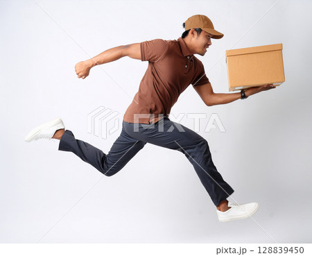 ダンボール箱を持ってジャンプする男性配達員 128839450