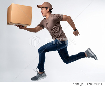 ダンボール箱を持ってジャンプする男性配達員 128839451