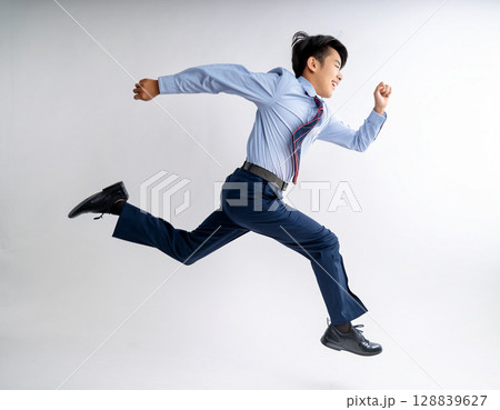 制服で走る若い男性中学生 128839627