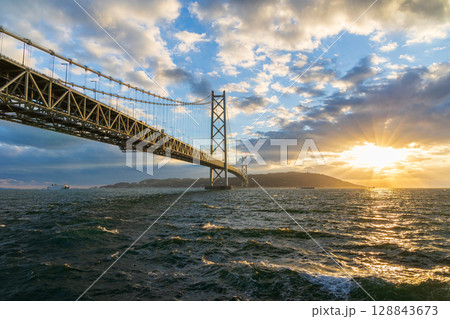 世界最大級の吊り橋 明石海峡大橋の夕暮れ 世界最大級の吊り橋 明石海峡大橋の夕暮れ 128843673