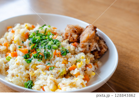 チャーハンと唐揚げの彩り昼食 128843862